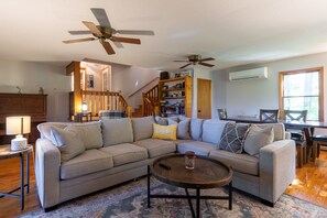 Smart TV, fireplace, books, smart speakers - ❤ Cozy Log Cabin w/Stunning View! Waterfall, 3 Fireplaces, Arcade, Stocked! (Highlands)