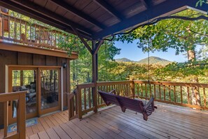 Terrace/patio - ❤ Cozy Log Cabin w/Stunning View! Waterfall, 3 Fireplaces, Arcade, Stocked! (Highlands)
