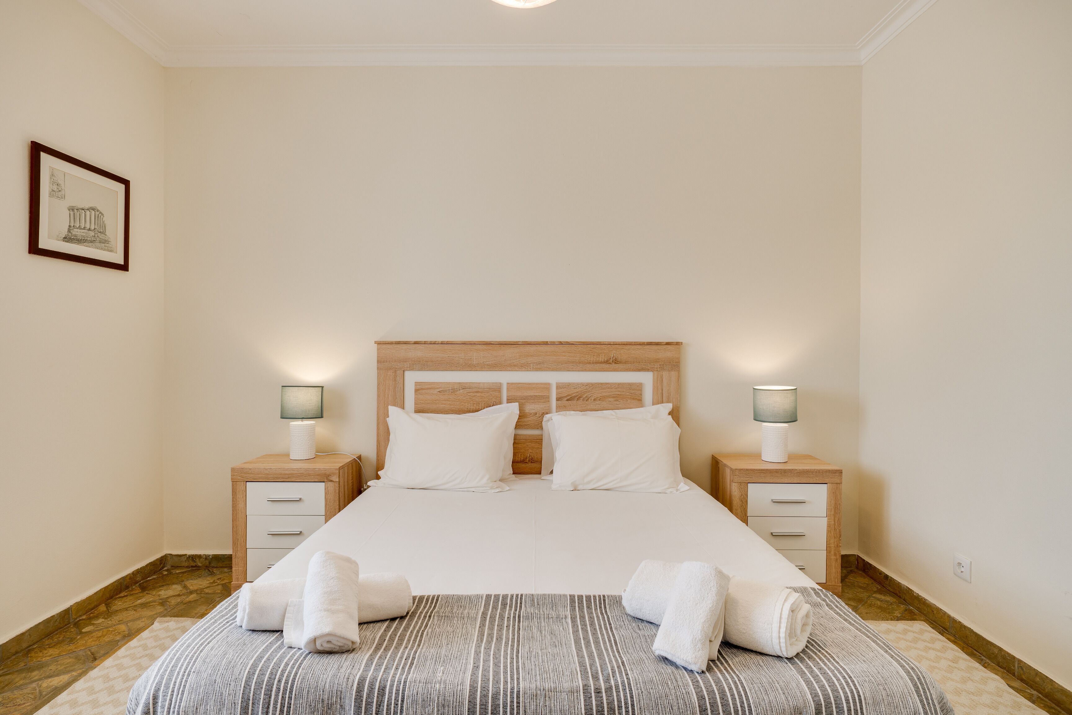 4 habitaciones, tabla de planchar con plancha, internet y ropa de cama 