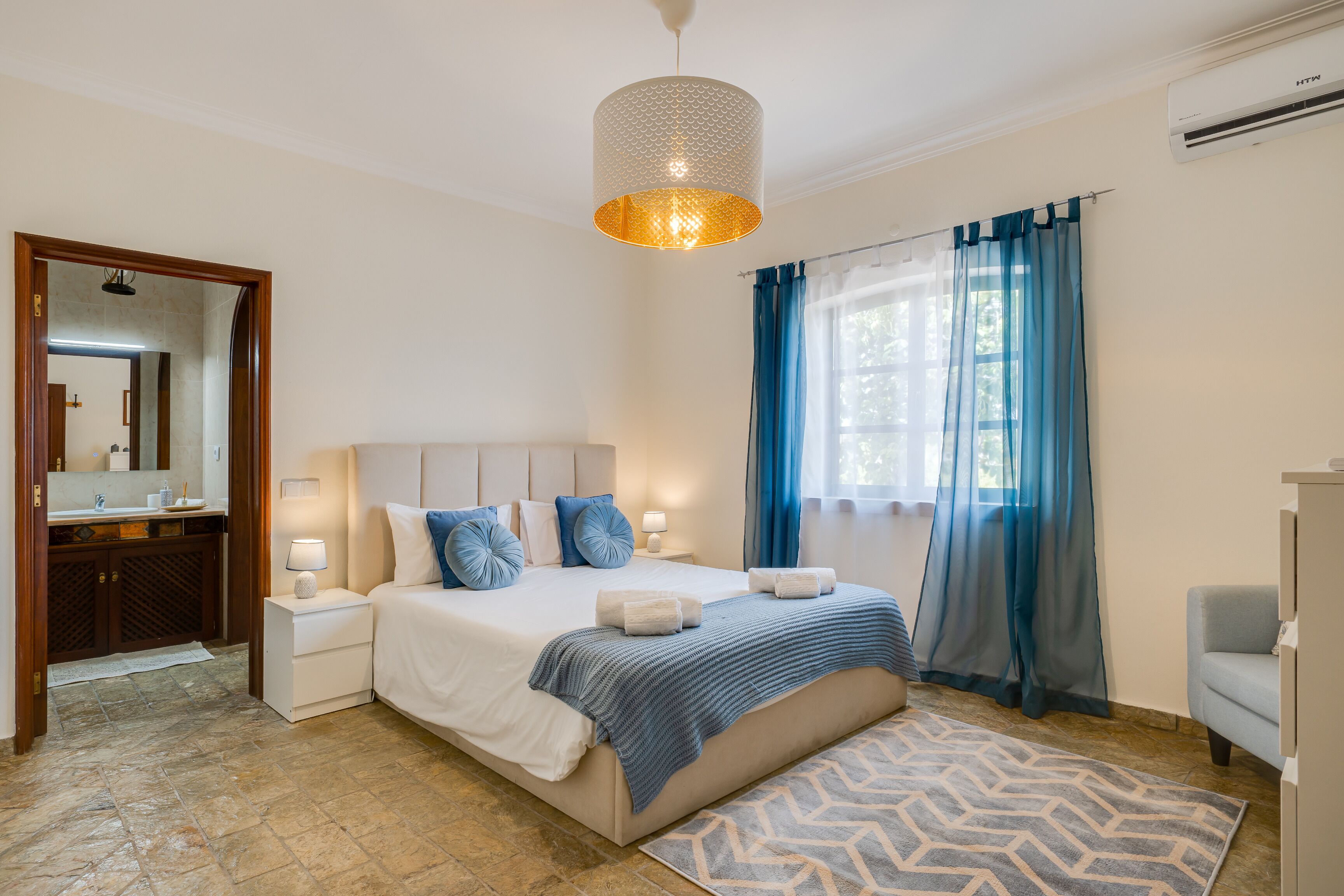 4 bedrooms, iron/ironing board, internet, bed sheets