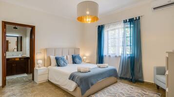 4 bedrooms, iron/ironing board, internet, bed sheets