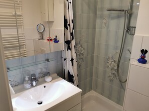 Dusche, Haartrockner, Toilettenpapier