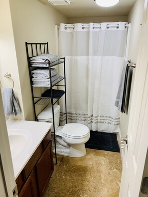 Shower, towels, toilet paper - Lake Hamilton Hideaway (Hot Springs)
