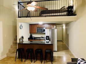 Fridge, microwave, oven, stovetop - Lake Hamilton Hideaway (Hot Springs)
