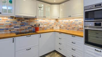 Departamento, varias camas | Cocina privada | Refrigerador, microondas, horno y parrilla de estufa