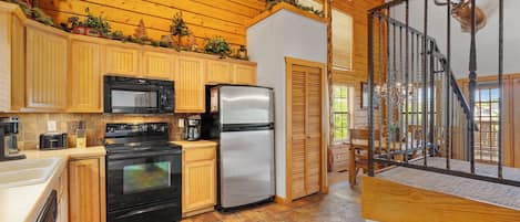 Jääkaappi, mikroaaltouuni, uuni, liesi