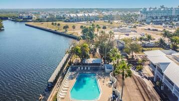 Piscina all'aperto, una piscina riscaldata