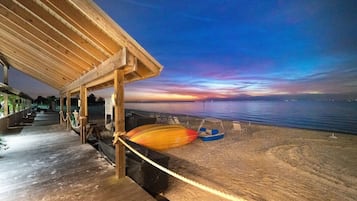 Beach nearby, sun loungers, beach towels