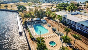Un resort con una gran piscina, varias edificaciones y un puerto deportivo.