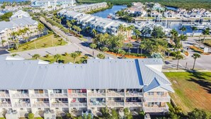 Un resort costero con edificios de varios pisos, un puerto deportivo y un río.
