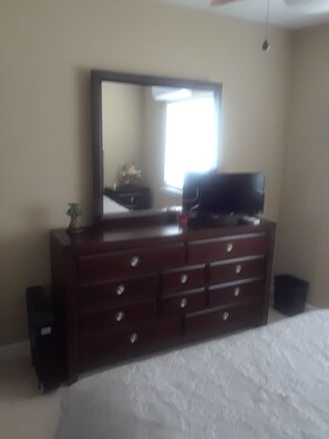 1 bedroom, free WiFi, bed sheets - Clean affordable Vac. rental suite 2 miles to beach
3 priv, rms. Liv, Bed, Bath  (Cape Coral)