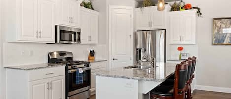 Townhome, 3 Bedrooms | Private kitchen | Fridge, oven, coffee/tea maker, toaster
