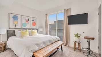 1 quarto, escrivaninha, ferros/tábuas de passar roupa, berço de viagem