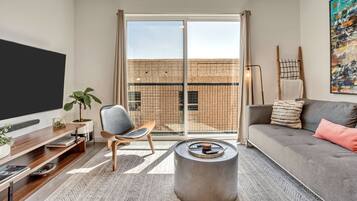 Smart TV, livros, aparelho de som