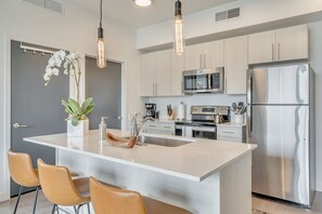 Een koelkast, een magnetron, een oven, een kookplaat