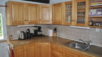 Een koelkast, een magnetron, een oven, een koffiezetapparaat/waterkoker