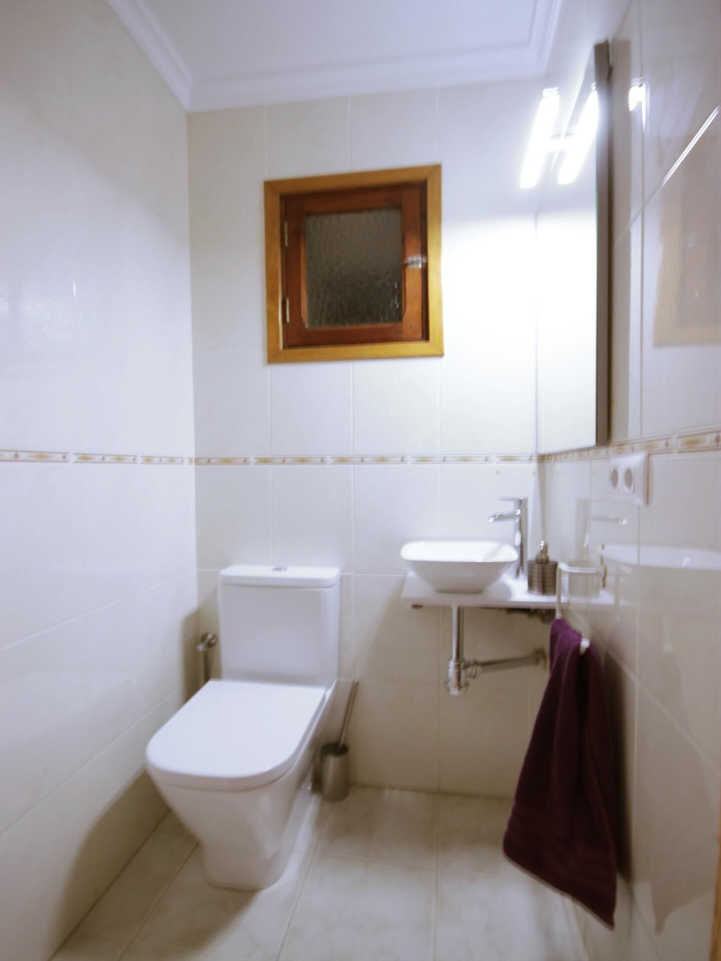 Ein Badezimmer mit Toilette, Waschbecken und Spiegel.