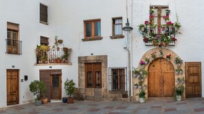 Il s’agit d’un bâtiment traditionnel doté de nombreuses portes et fenêtres en bois, dont certaines sont pourvues de volets, et agrémenté d’une variété de plantes en pot, à l’intérieur comme à l’extérieur.