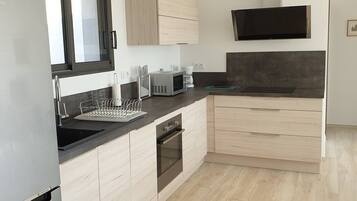 Réfrigérateur, four, lave-vaisselle, cafetière/bouilloire