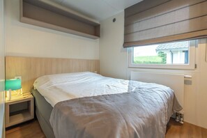 2 bedrooms, WiFi - Chalet 78 - Two Bedroom Resort, Sleeps 4 (Sint-Annaland)