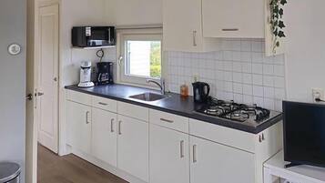 Een koelkast, een magnetron, een broodrooster, een kinderstoel