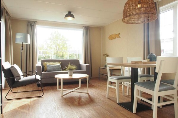 TV - Chalet 152-154 - Four Bedroom Resort, Sleeps 8 (Sint-Annaland)