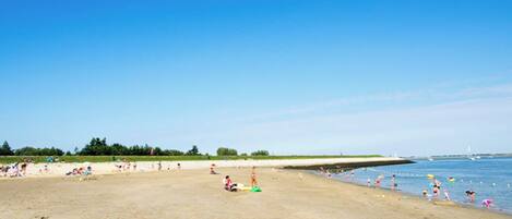 Una spiaggia nelle vicinanze