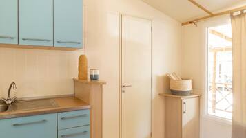 Fridge, coffee/tea maker