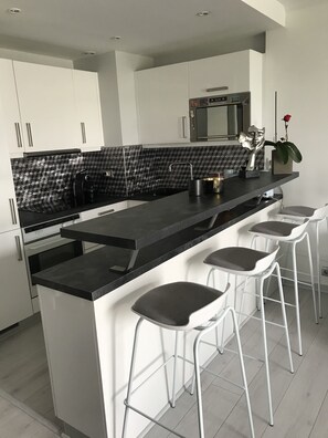 Een koelkast, een microgolfoven, een oven, een kookplaat