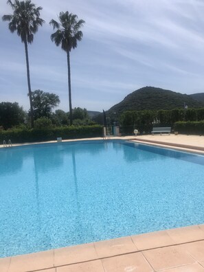 Outdoor pool - Ideal couple, magnificent 2-room apartment, swimming pool, marina view (Mandelieu-la-Napoule)