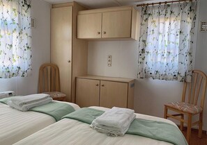 1 bedroom, free internet, bed sheets