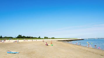 Playa en los alrededores y toallas de playa