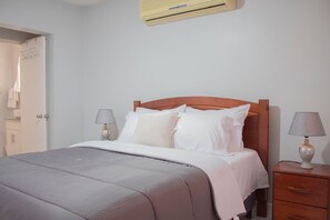 1 slaapkamer, een kluis op de kamer, een strijkplank/strijkijzer, wifi
