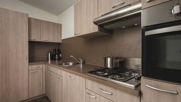 Een koelkast, een magnetron, een vaatwasser