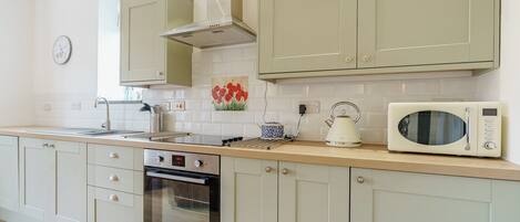 Ofen, Geschirrspüler, Hochstuhl, Gefrierschrank