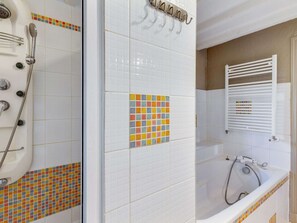 Bathtub - Countryside holiday home with pool (RENAISON)