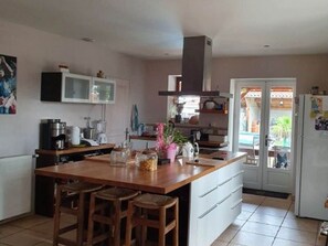 Kjøleskap, mikrobølgeovn, ovn og kokeplater