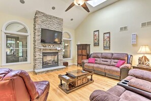 Smart TV, fireplace, books - Welcome to our all-season, pet friendly home away from home Pocono retreat. (Lackawaxen)