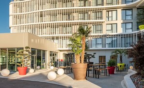 Terrace/patio - Kyriad Lyon Ouest - Limonest (Limonest)