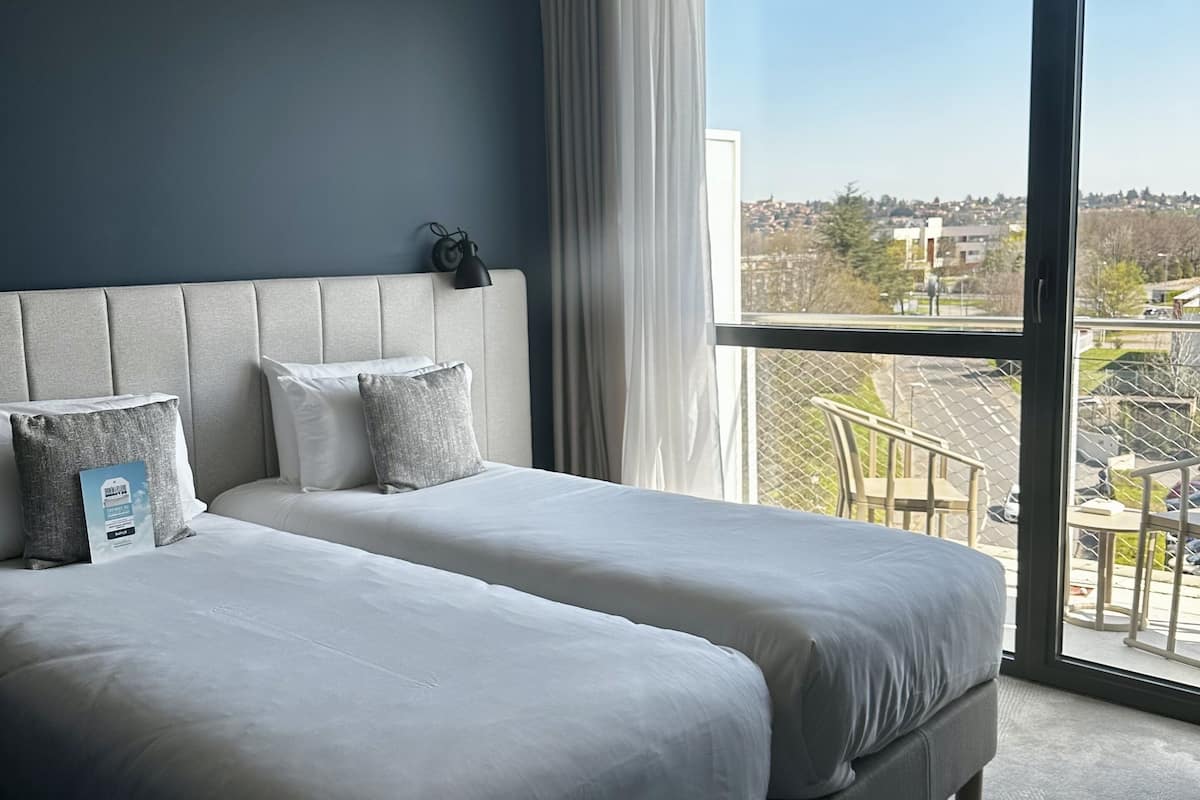 superior twin room, 2 single beds | 1 bedroom, individually furnished, desk, laptop workspace