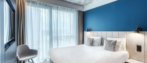 Chambre supérieure, 1 lit double | Ameublement unique, bureau, espace de travail pour ordinateurs portables