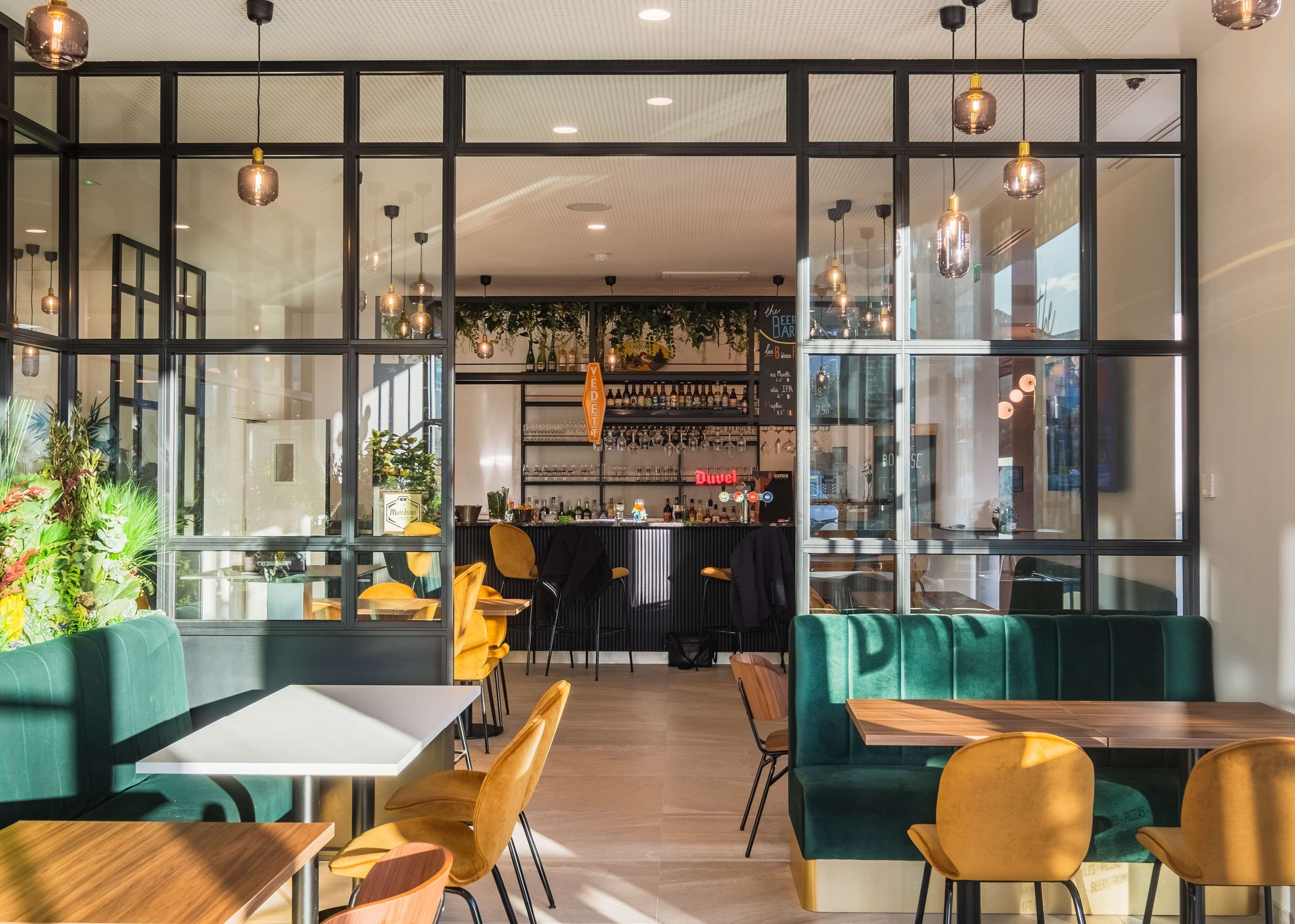 Bar (trong khuôn viên)