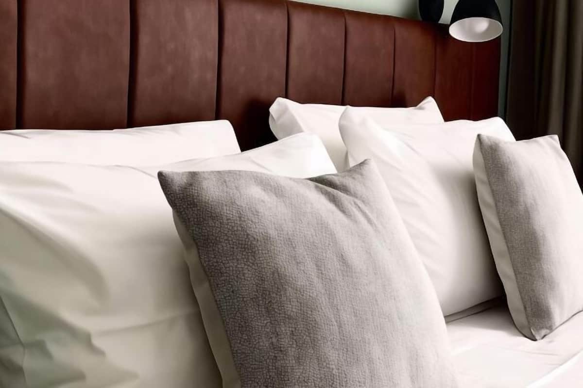 Muebles diferentes, escritorio y espacio para trabajar con laptop