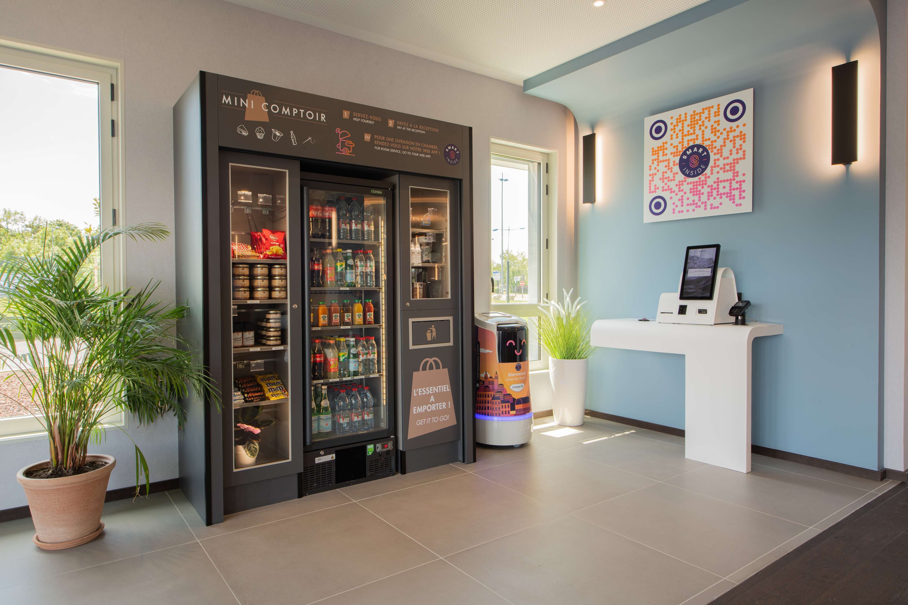 serves breakfast, lunch and dinner