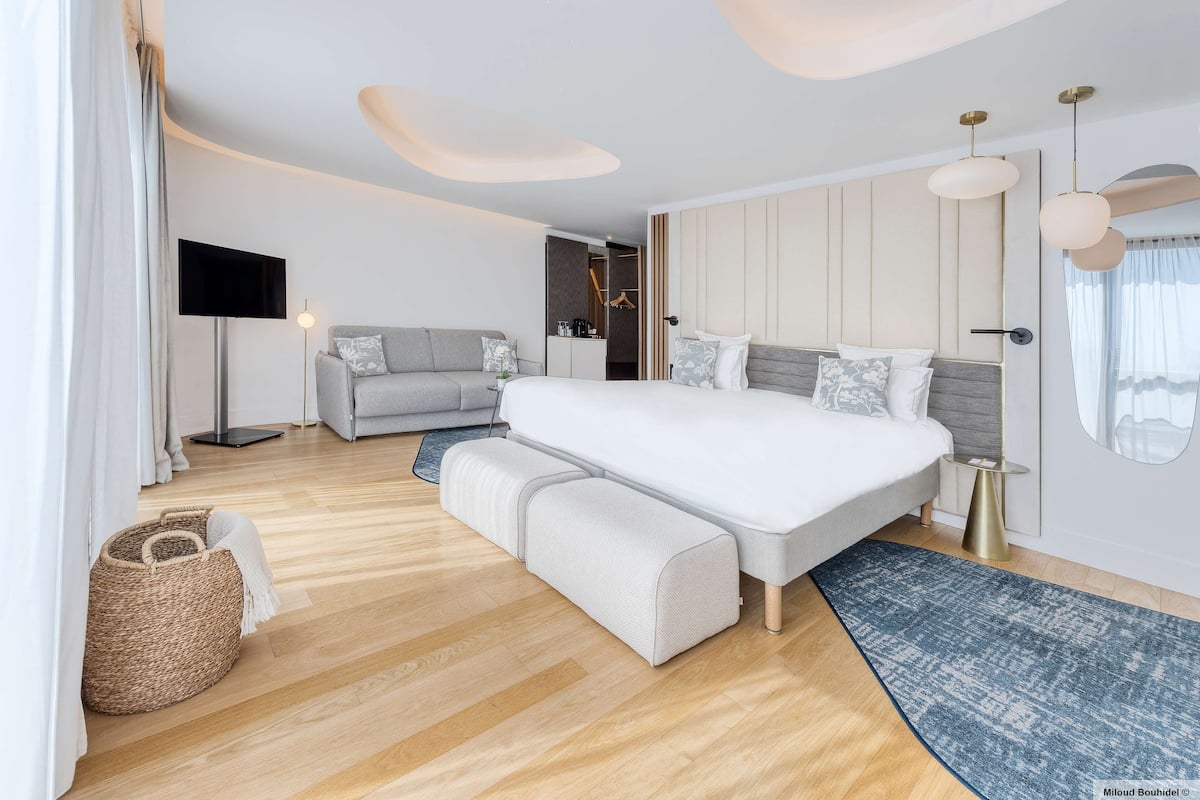 junior suite, 1 king bed | premium bedding, memory-foam beds, minibar, in-room safe