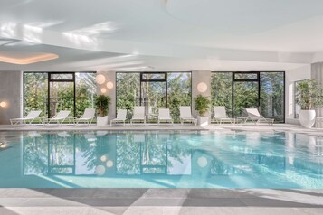 Piscine couverte, accès possible de 06 h 00 à 20 h 00, chaises longues