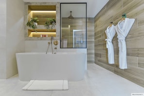 Designertoalettartikler, hårføner, håndklær og såpe