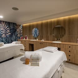 Salas de tratamiento para parejas, un sauna, baño turco