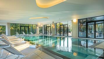 Alberca techada, acceso de 06:00 a 20:00, y camastros