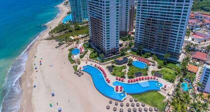 Amazing oceanfront apartment in Grand Venetian Tower 2000